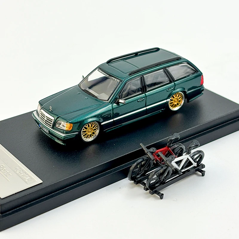 Diecast 1/64 Scale Mercedes Benz E300 S124 Crock Wagon Alloy Mercedes Benz E300 S124SUV Car Model Bring a Bike Classic Display