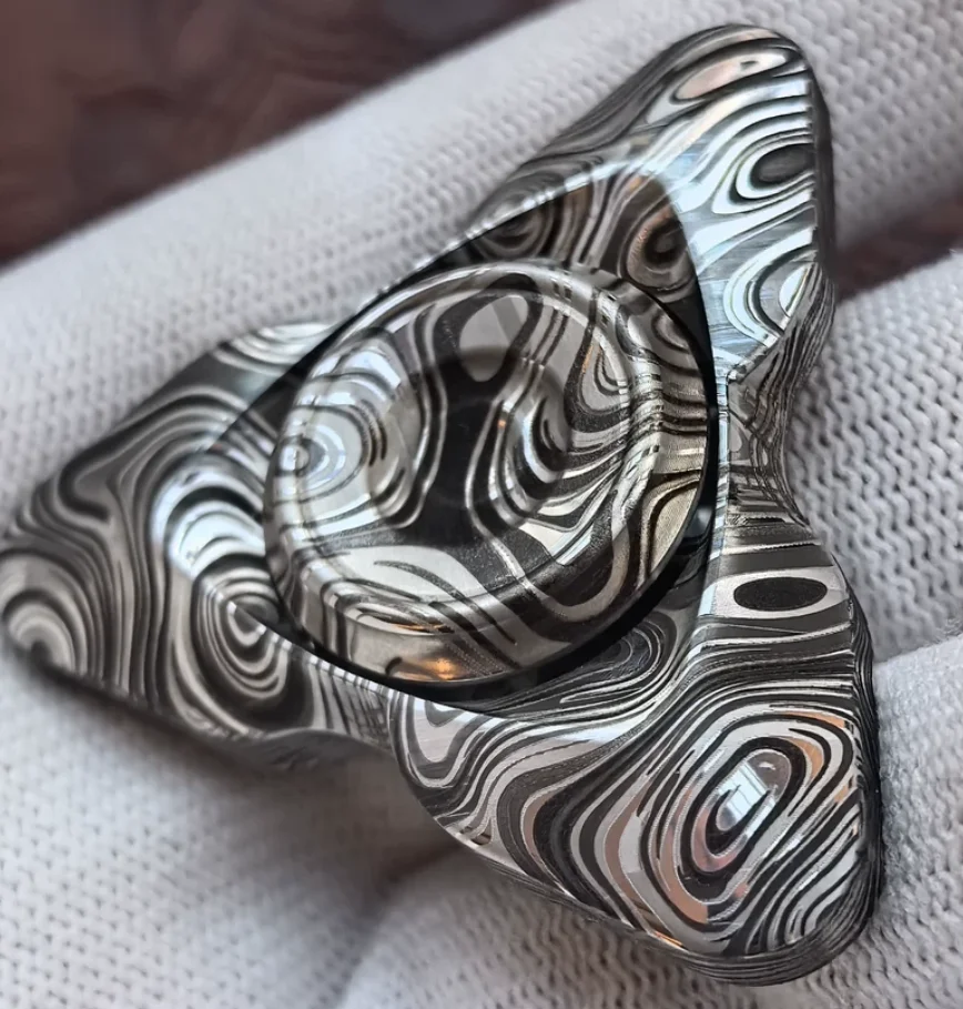 

Used EDC Cainiao 2.0 Steel Damascus Pattern spinner Fingertip gyroscope Decompression toys