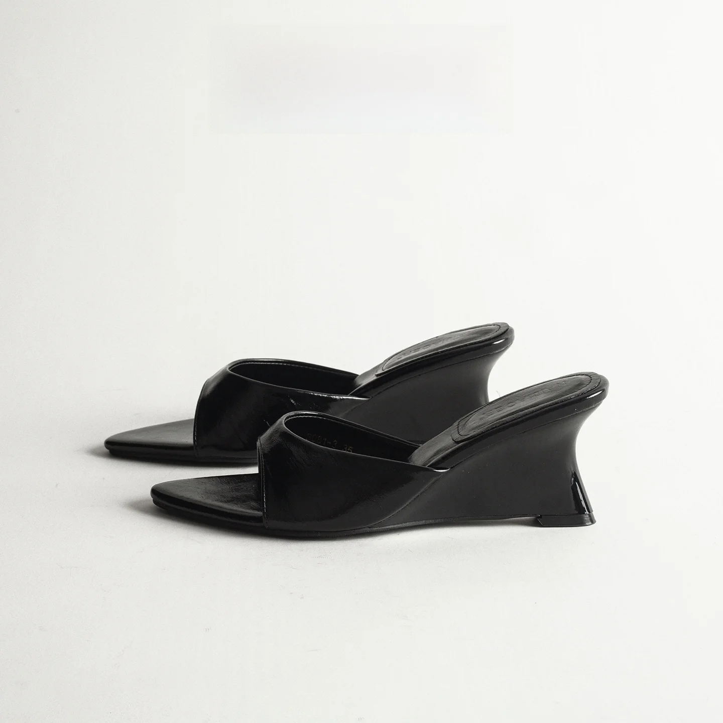 

Retro Minimalist Women's Sandals Summer Outdoor Fashion Personality Match Skirts Pointed Toe Heightening Cool Slippers
