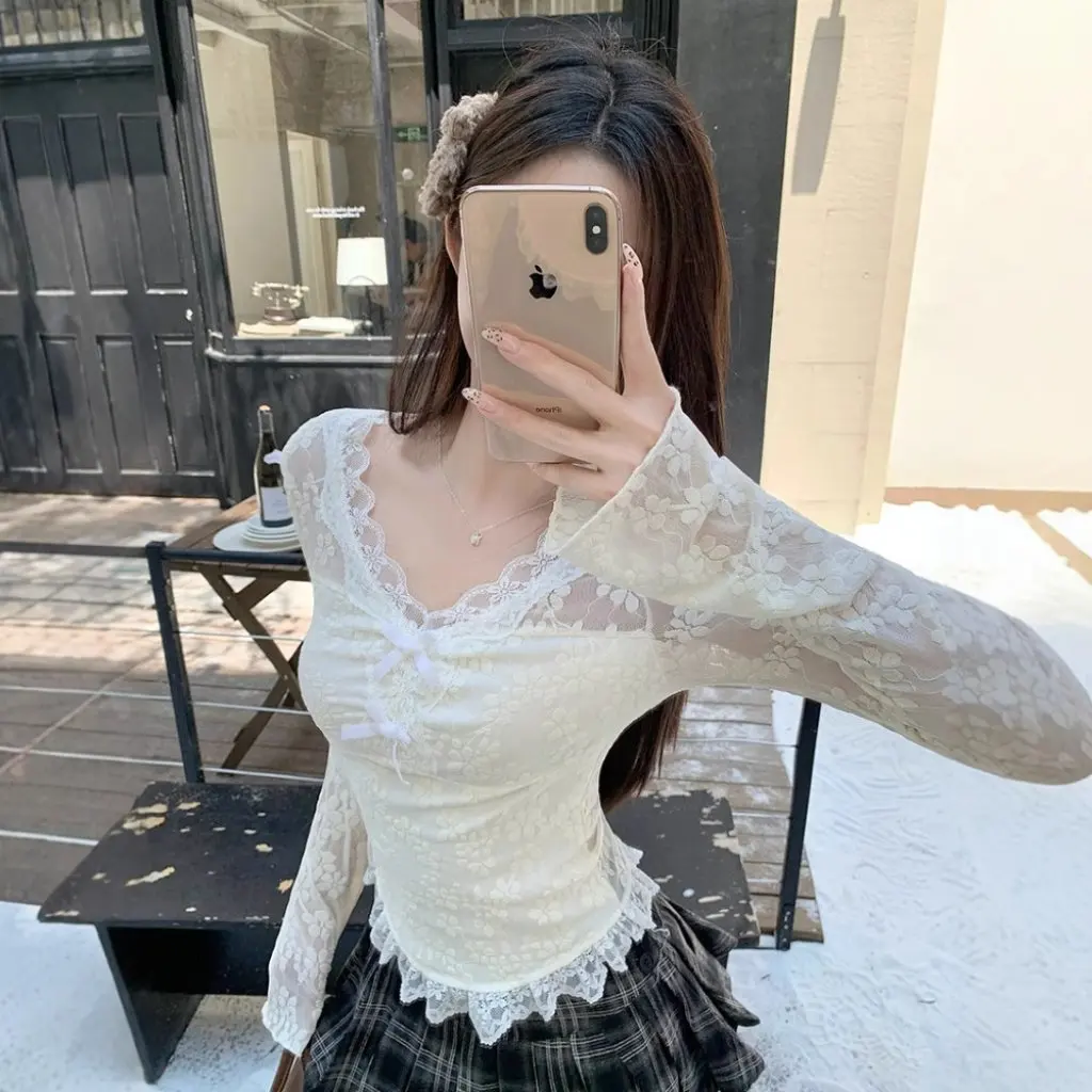 

Women's Pure Want Apricot Lace V-neck T-shirt Spring Chic Base Shirt Unique Small Top for Casual Wear