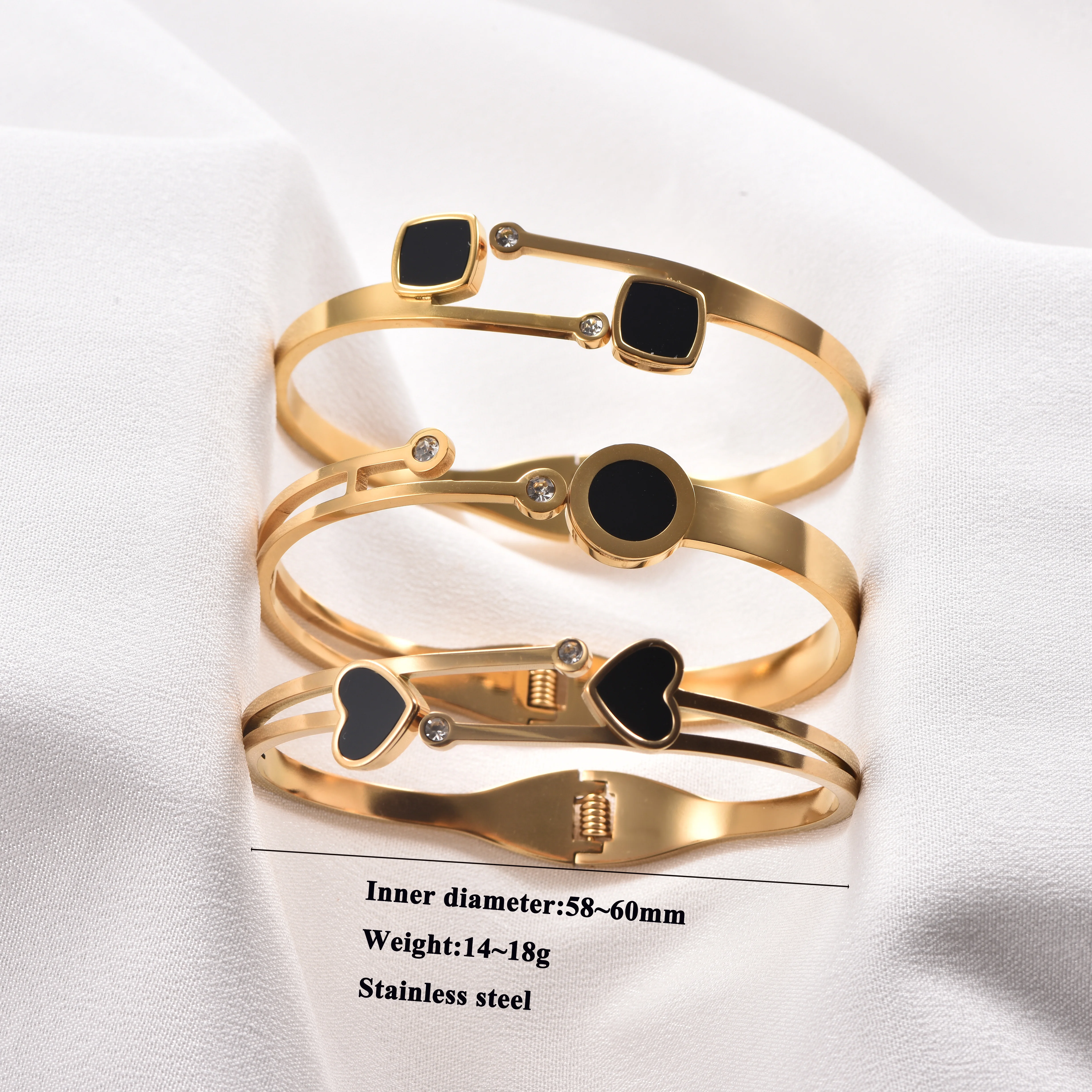 18K vergoldeter, schwarz emaillierter Armreif aus Edelstahl, wasserdicht, hypoallergen, minimalistisches geometrisches Schmuckstück. – Detail 6