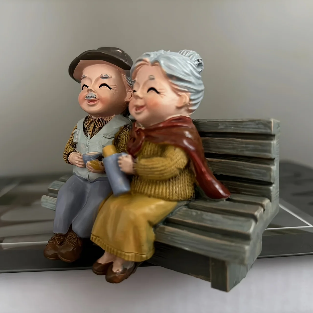1pc Charming Elderly Couple Figurines on Bench - Whimsical Resin Home Decor, Ideal for Valentine's Day & Anniversary Gifts