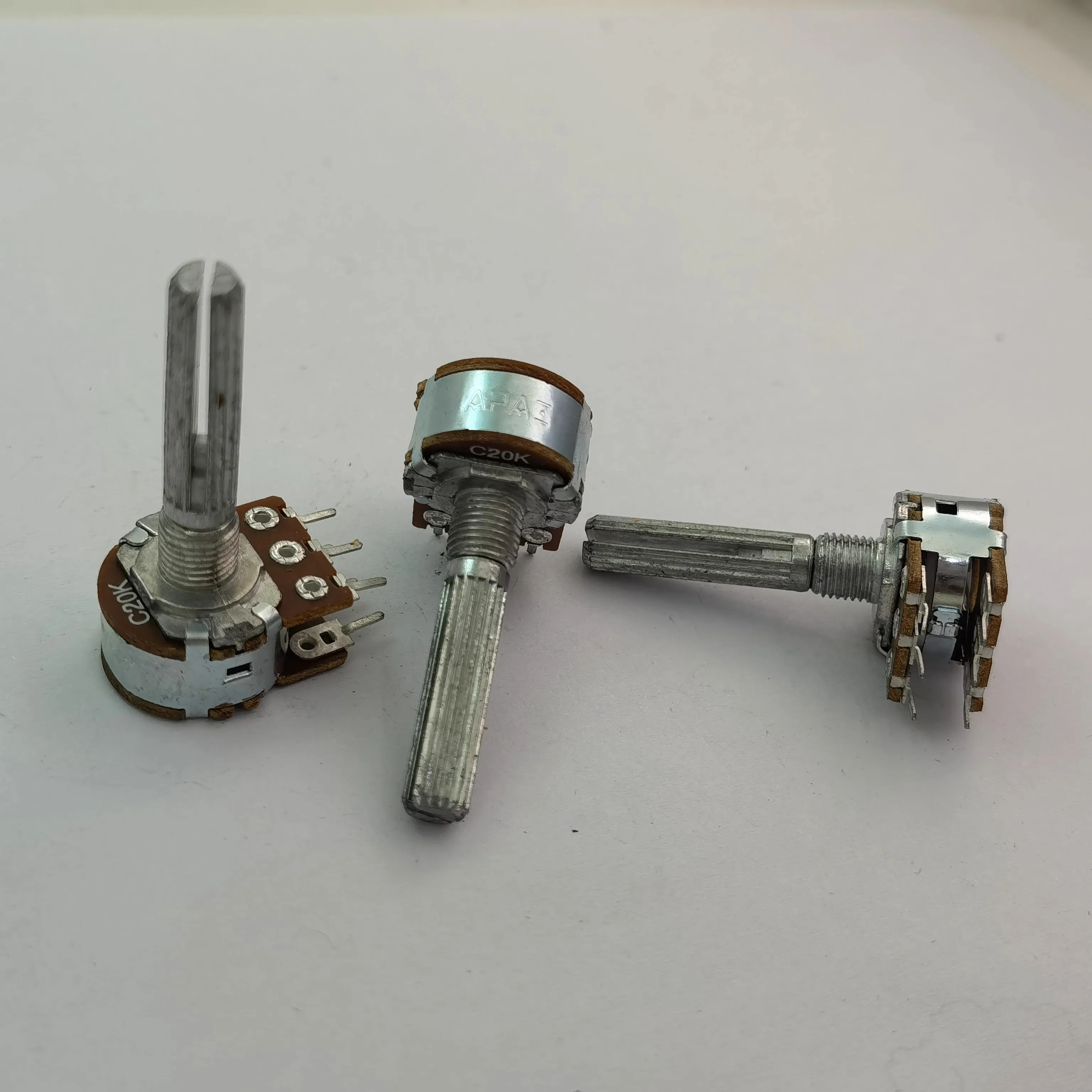 

2 шт. APAI 148 двойной потенциометр C20K, длина ручки 30 мм, цветок