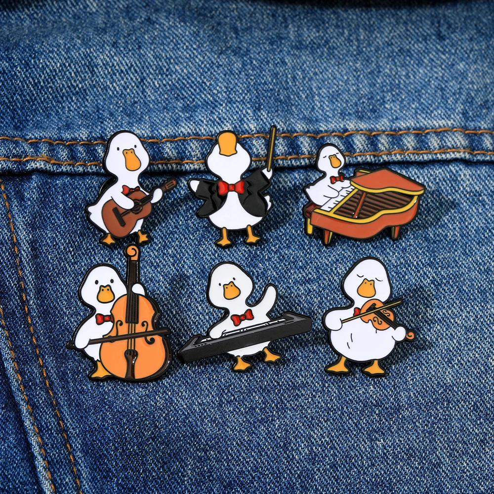 Design engraçado ganso sinfonia orquestra esmalte broches bonito pato jogando instrumento musical pinos tema música crachá