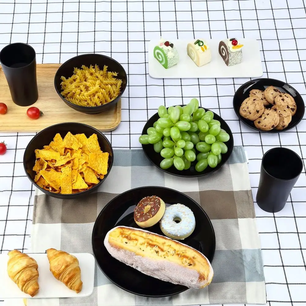 

Набор посуды на 4 персоны, 16 предметов: пластиковые обеденные тарелки, салатники, миски для хлопьев, стаканы, небьющиеся тарелки и миски, подходят для микроволновой печи.