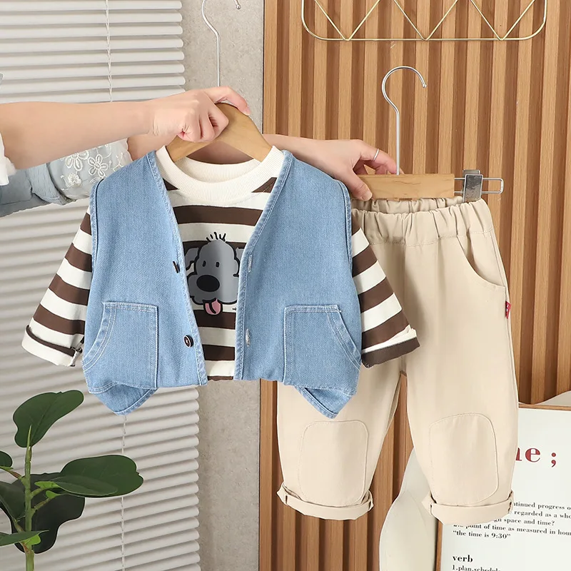 

Одежда для маленьких мальчиков 2025 Осенняя одежда для малышей для детей 1-5 лет Джинсовый жилет + полосатые футболки с героями мультфильмов + штаны Комплект из 3 предметов