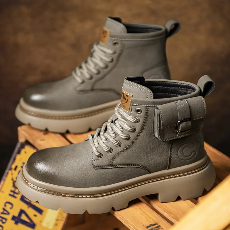 نمط جديد أحذية الموضة للرجال العصرية زخرفة المعادن دراجة نارية أحذية مريحة عالية أعلى حذاء كاجوال الرجال المشي أحذية رياضية