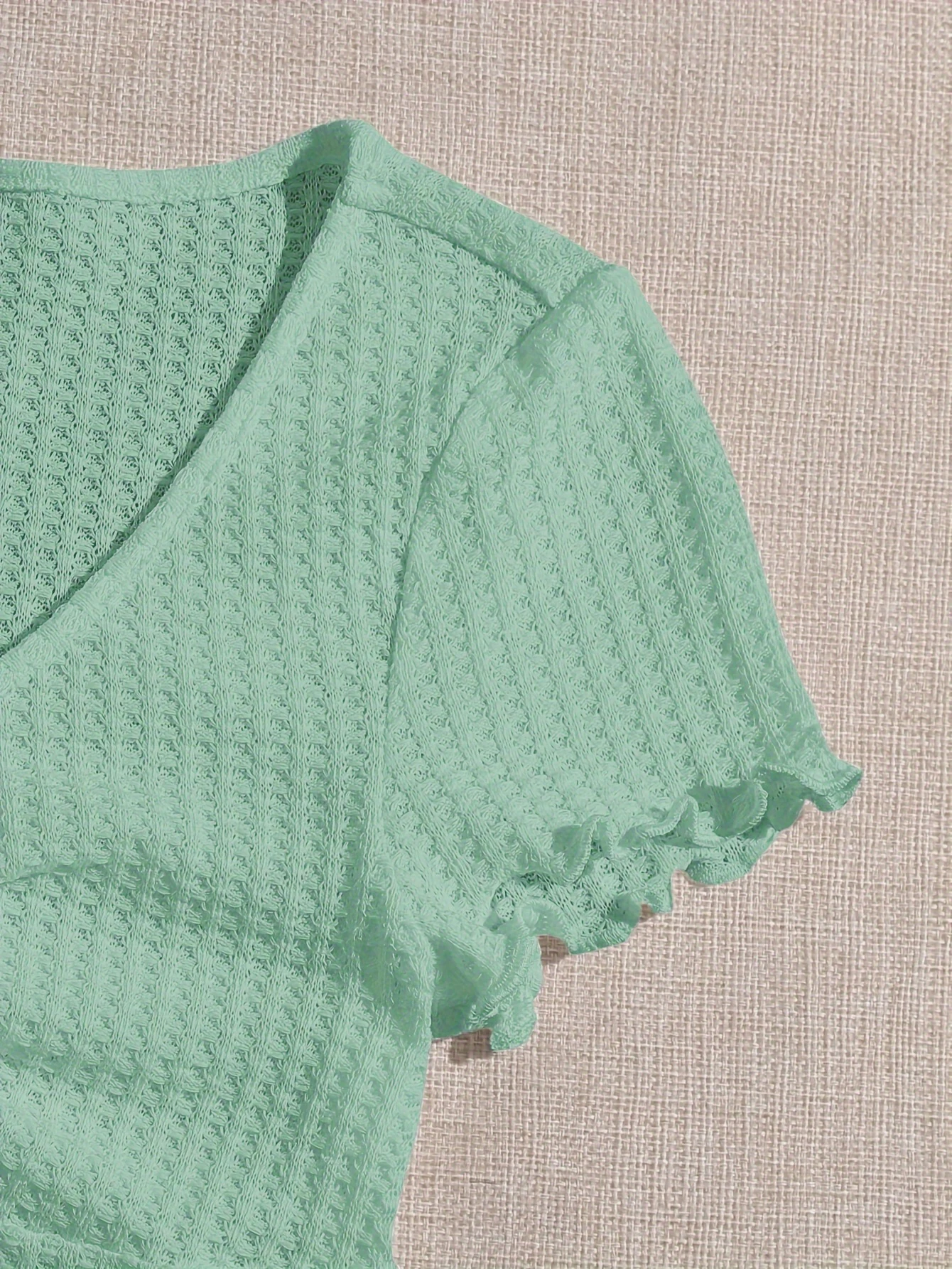 Um conjunto de 3 peças de camisetas elegantes com decote em V