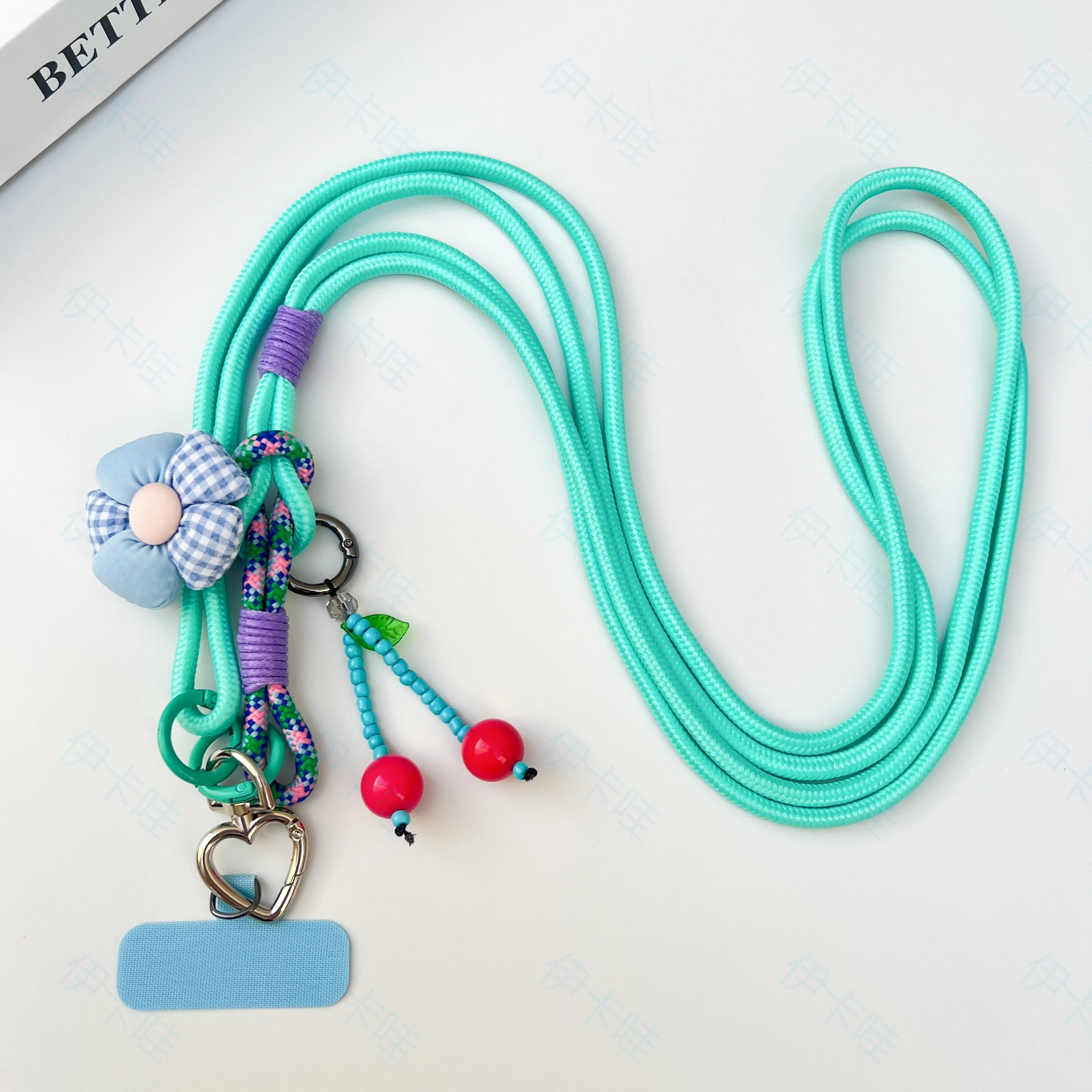 Cordão multifuncional dois em um para celular com uma longa corda inclinada e pingente de flor em forma de coração giratório