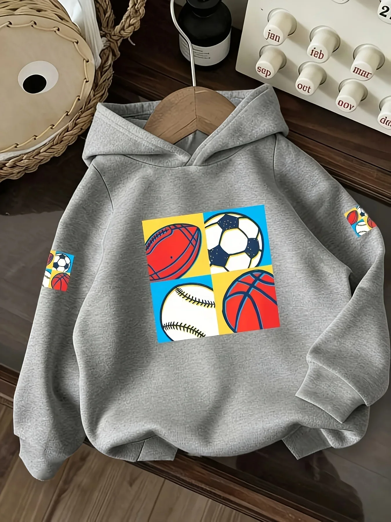 This new autumn/winter casual children's sports hoodie features a printed design with fun square patterns a basiceveryday style.