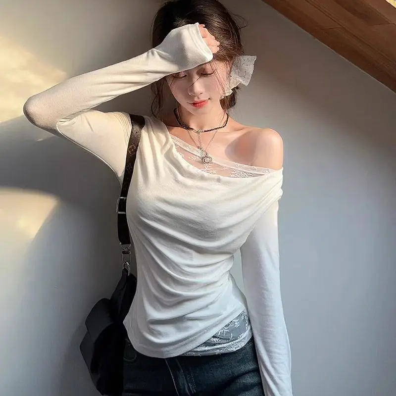 Biała koronkowa koszulka z dzianiny z długim rękawem i ukośnymi ramionami, damska, jesienno-zimowa, koreańska, slim-fit z odkrytymi ramionami