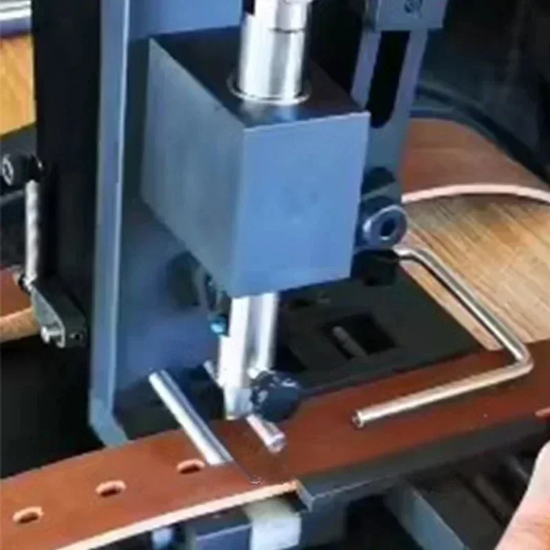 

Профессиональный ручной дырокол для кожи и ремней с регулируемым расстоянием между отверстиями 10-55 мм