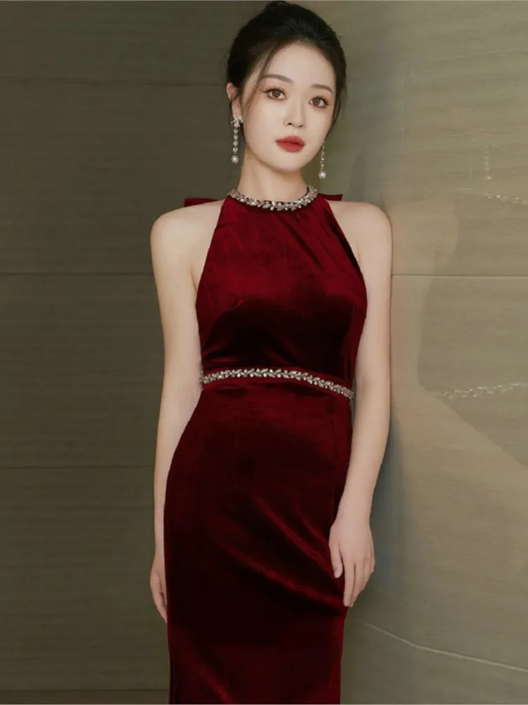 ชุดเดรสกำมะหยี่ทรงหางปลาสีแดงหรูหราเบาๆ สำหรับงานเลี้ยง