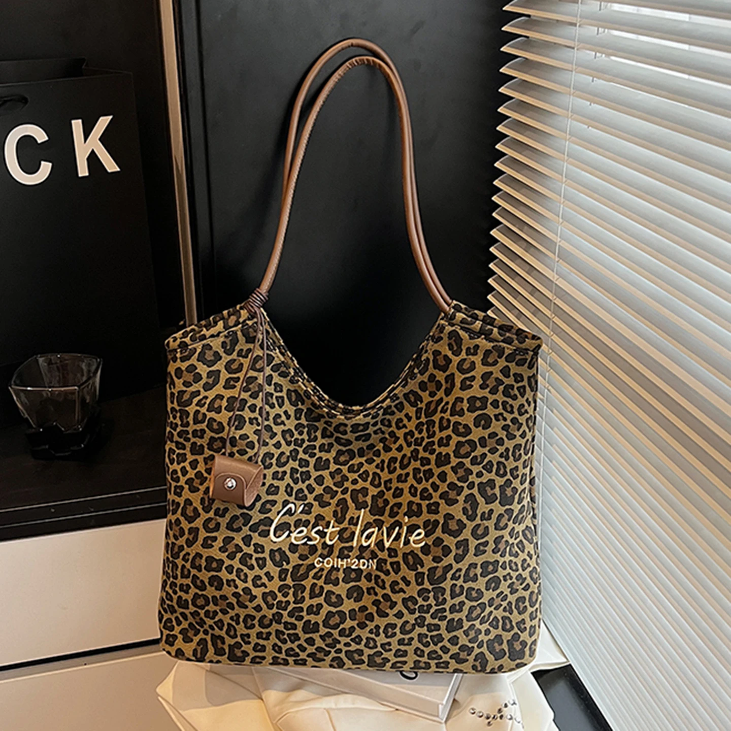 

Новинка 2025 года, холщовая сумка на плечо с леопардовым принтом, женская повседневная сумка-тоут, большая вместительная сумка в европейском стиле