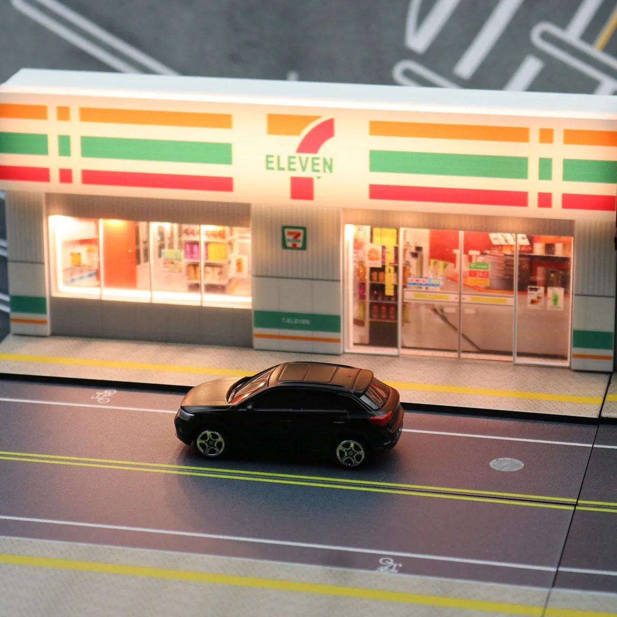 1:64 diorama auto autodílna miniaturní scéna cifra panenek města streetscape modelka vhod pro horké kol 1/64 JKM CCA sbírka dar