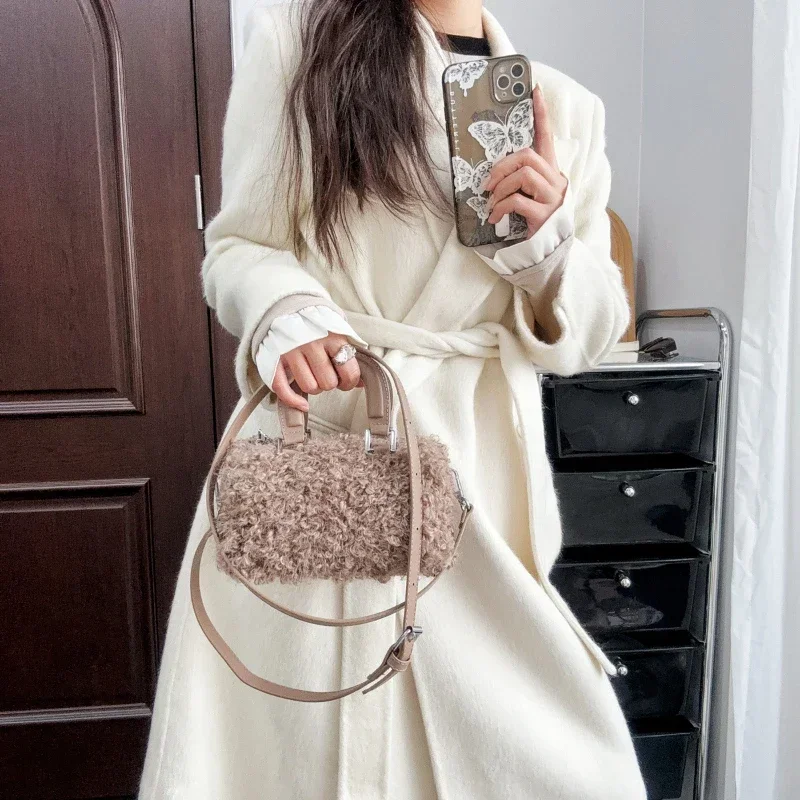 Autumn/Winter New Beautiful Plush Handbag Fashionable Retro Niche Design Shoulder Bag Heavy duty Imitation Wool Crossbody bag 가방