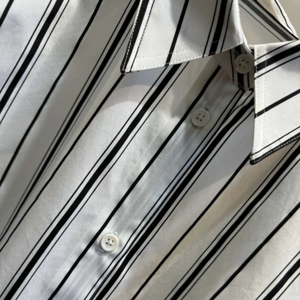 เสื้อเชิ้ตลายทางแนวตั้งทรงหลวมและอเนกประสงค์สำหรับฤดูใบไม้ผลิและฤดูร้อน เสื้อเชิ้ตปกยาวแขนยาวความยาวปานกลาง