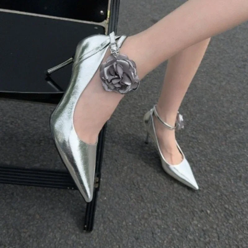 Tacones altos de punta estrecha para mujer, hebilla de una palabra, cinturón decorado con flores, moda de primavera y otoño, 2024