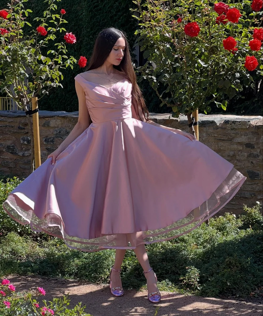 

Одинаковые платья миди трапециевидной формы с открытыми плечами и складками Charmeuse по индивидуальному заказу, современный стиль, классический стиль