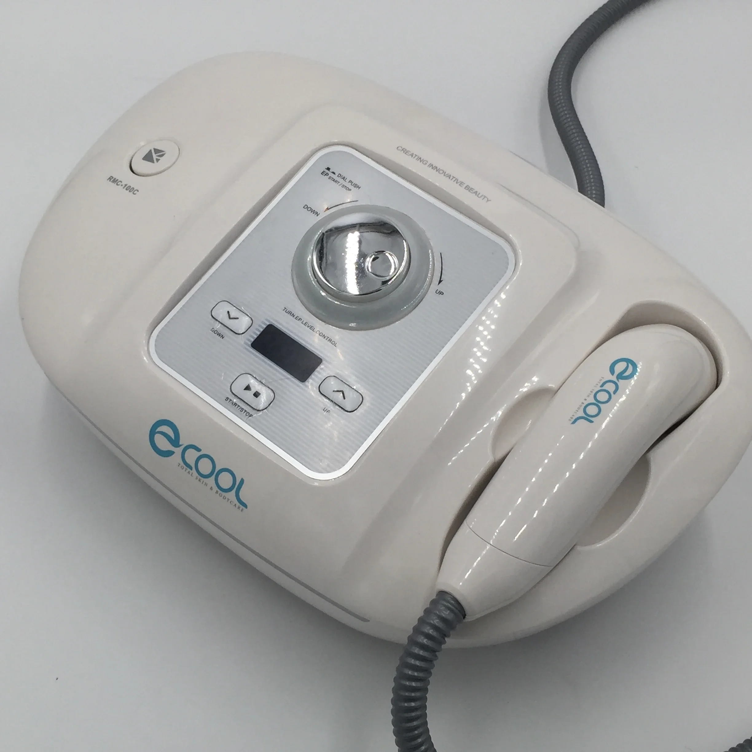 

Аппарат для ухода за кожей E-Cool Electroporation, не требующий использования игл, для мезотерапии.