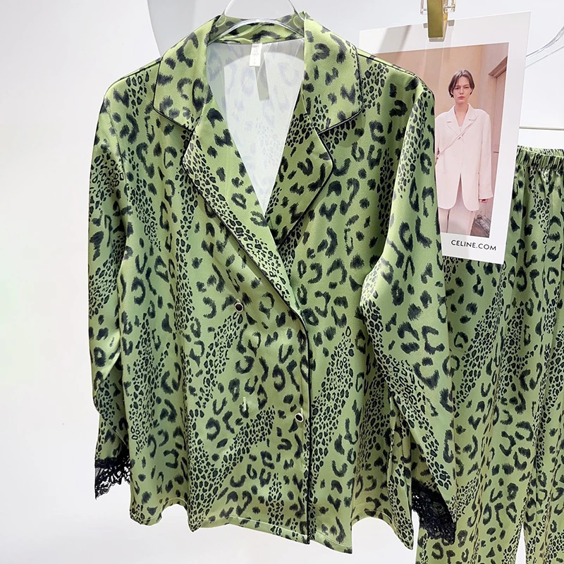 

Новый комплект пижамы Весна 2026: зеленый леопардовый принт, кружевная отделка, шелковистый атлас, свободный крой, 2 предмета, домашняя одежда, комплект для отдыха