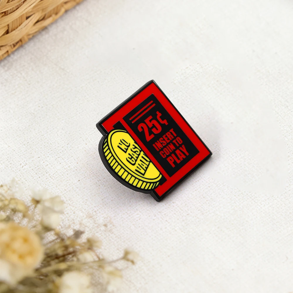 Retro-Arcade-Spiel Münzschlitz-Emaille-Brosche 25 Cent - Münze Einwerfen Zum Spielen Ohne Geldwert Spieler-Abzeichen Einzigartiger Spielthemen-Accessoire – Detail 10