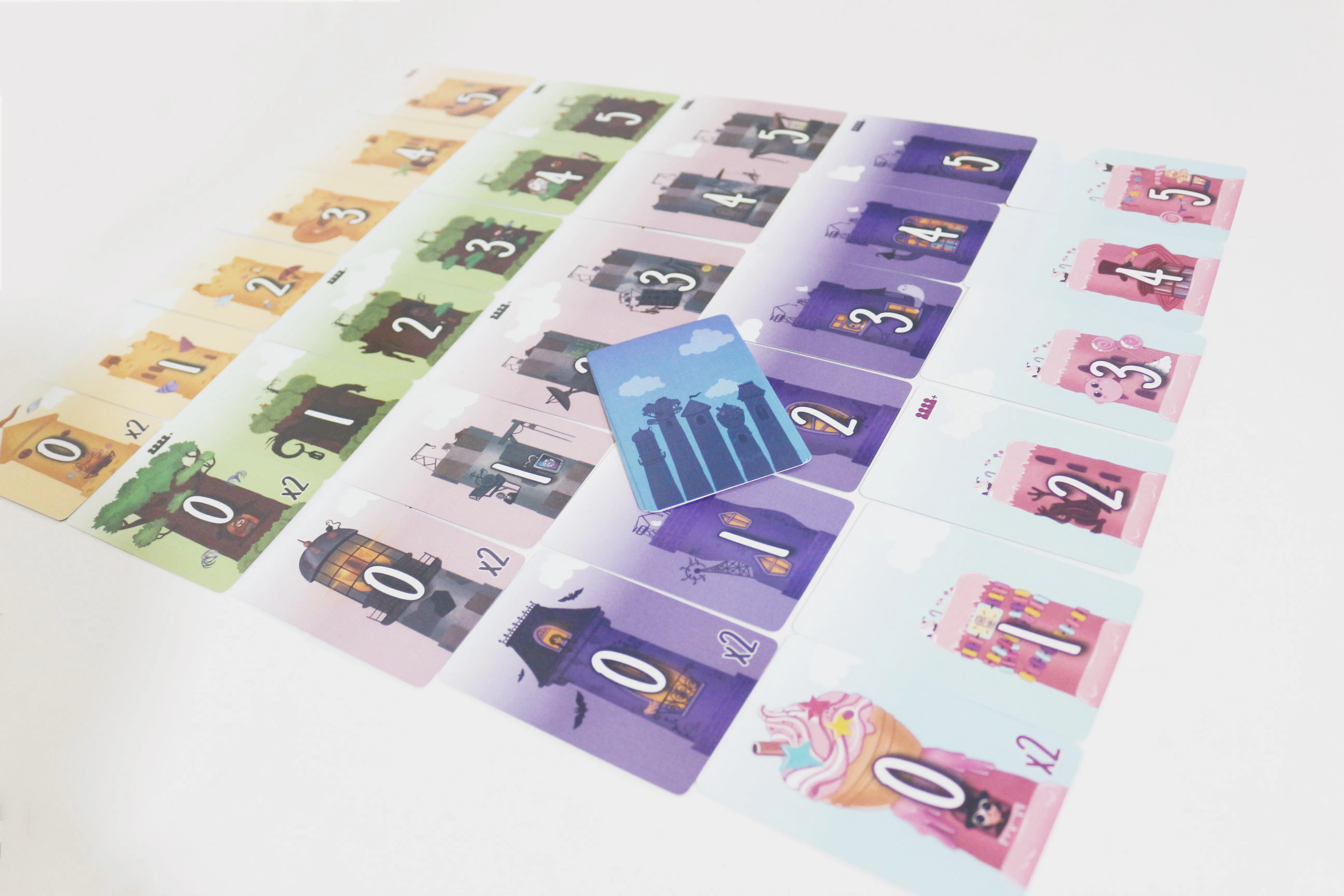 Der neue Stil 5 Towers ist ein schnelles Kartenspiel, das als Geburtstags- und Weihnachtsgeschenk perfekt ist und die Atmosphäre lebt