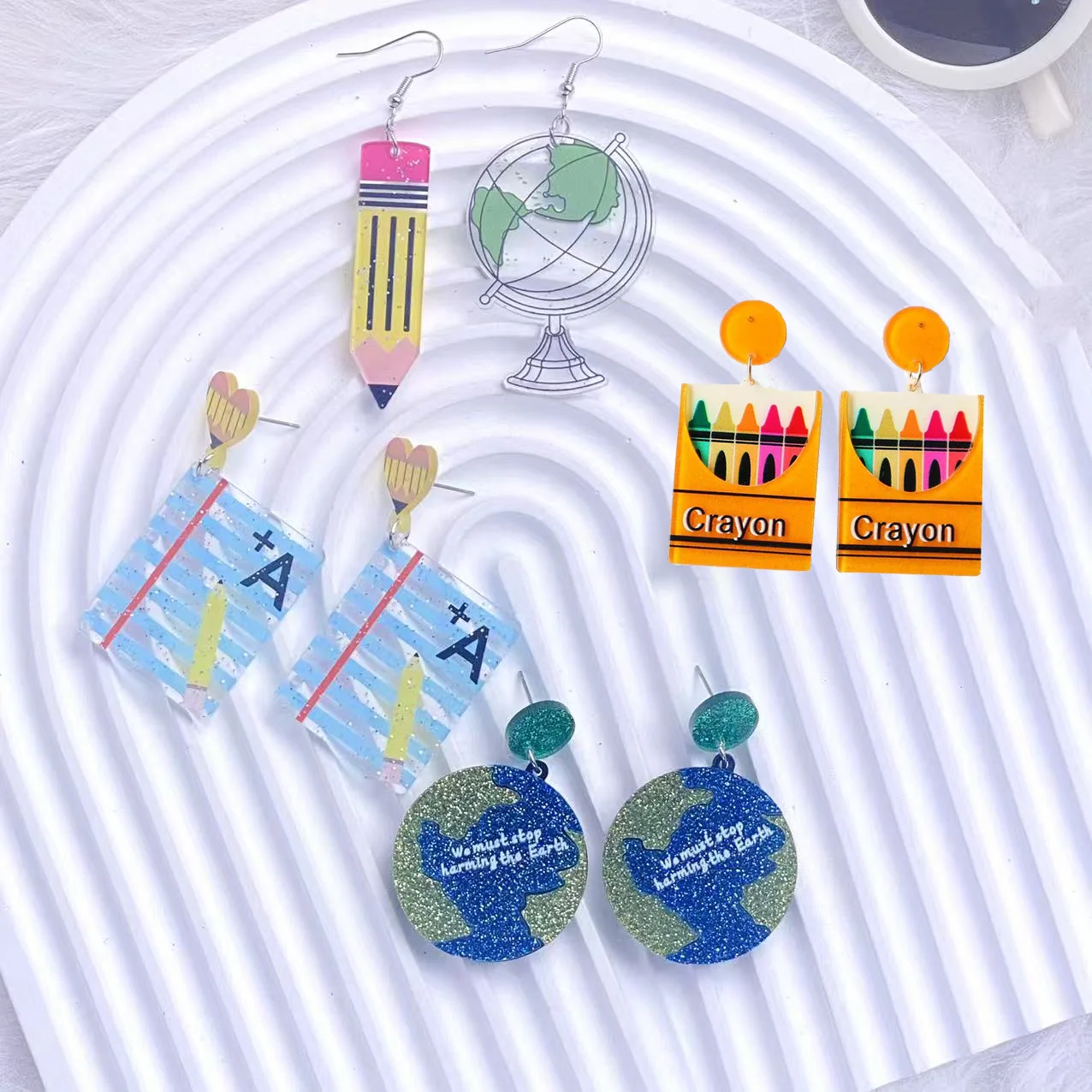 1 Pair Preppy Acrylic Heart-Shaped Earrings, Perfect for Teacher'S Day, Back to School, Graduation, Campus Party and Festival