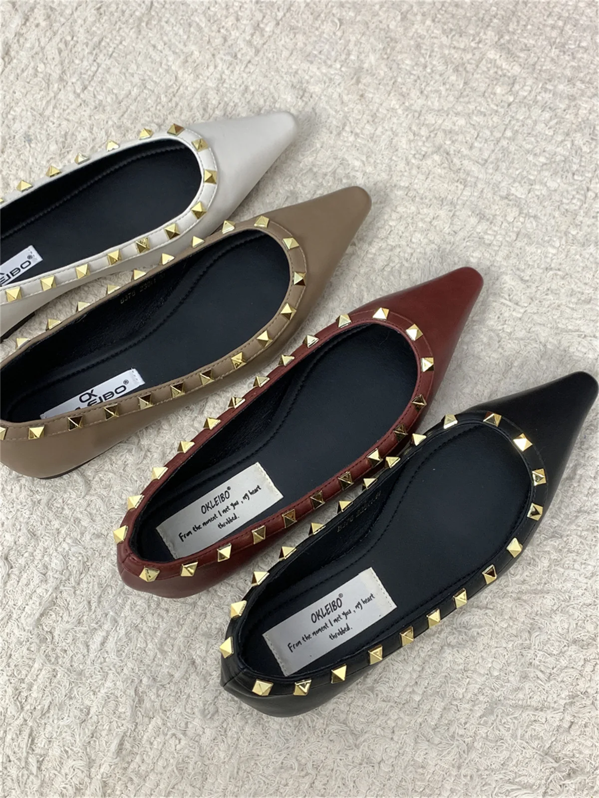 ソフトリベットスタッズ女性浅い口ラウンドトゥボートシューズパテントレザーバレエフラットカジュアル女性スニーカーレディースシューズ-ne