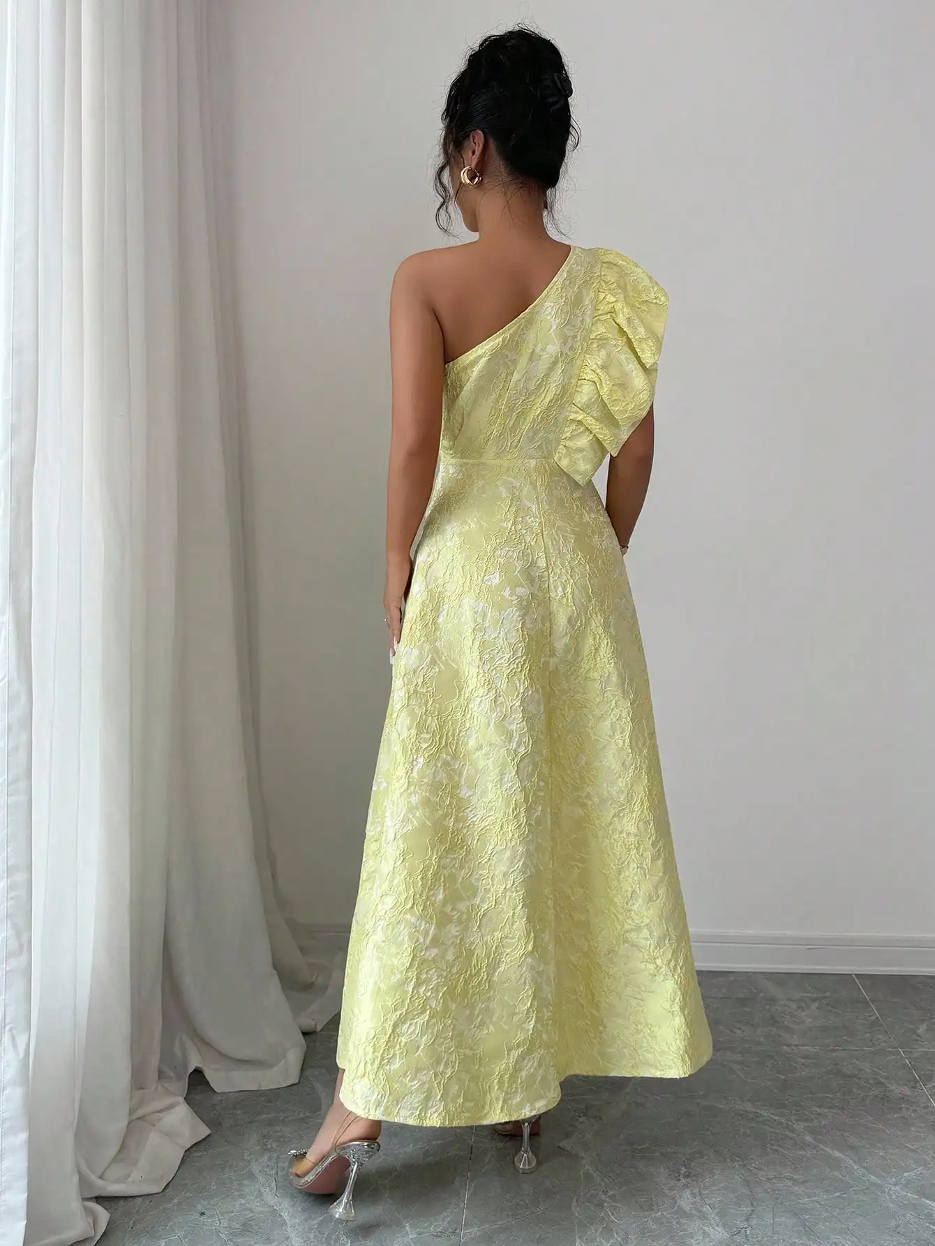 

Желтое асимметричное жаккардовое элегантное платье на одно плечо для лета