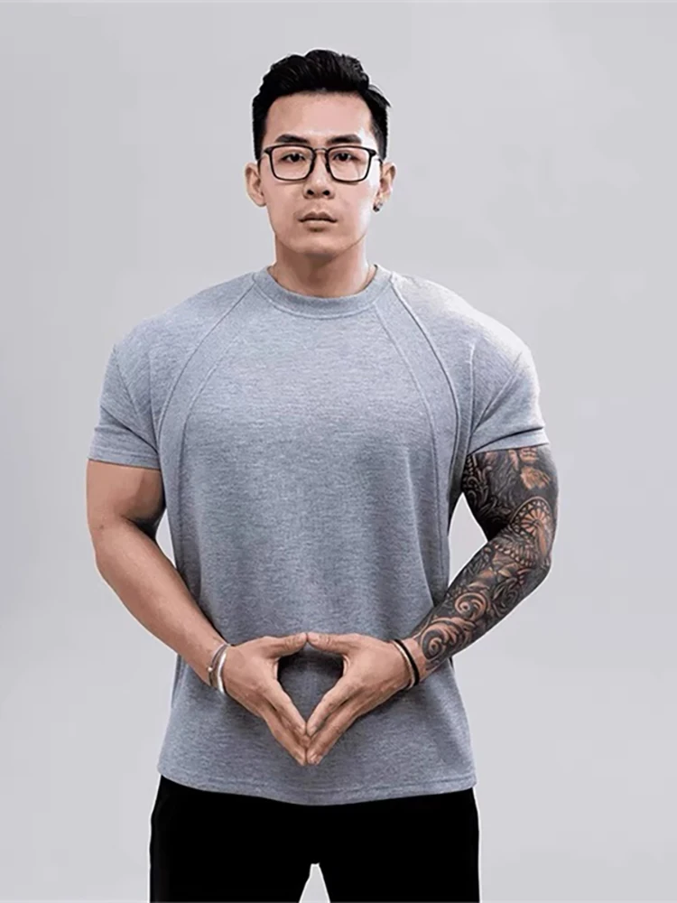 

Модная мужская футболка из хлопка с обработкой жидким аммиаком, летняя, трендовая, с эффектом подчеркивания мускулатуры, с цветными вставками, для фитнеса.