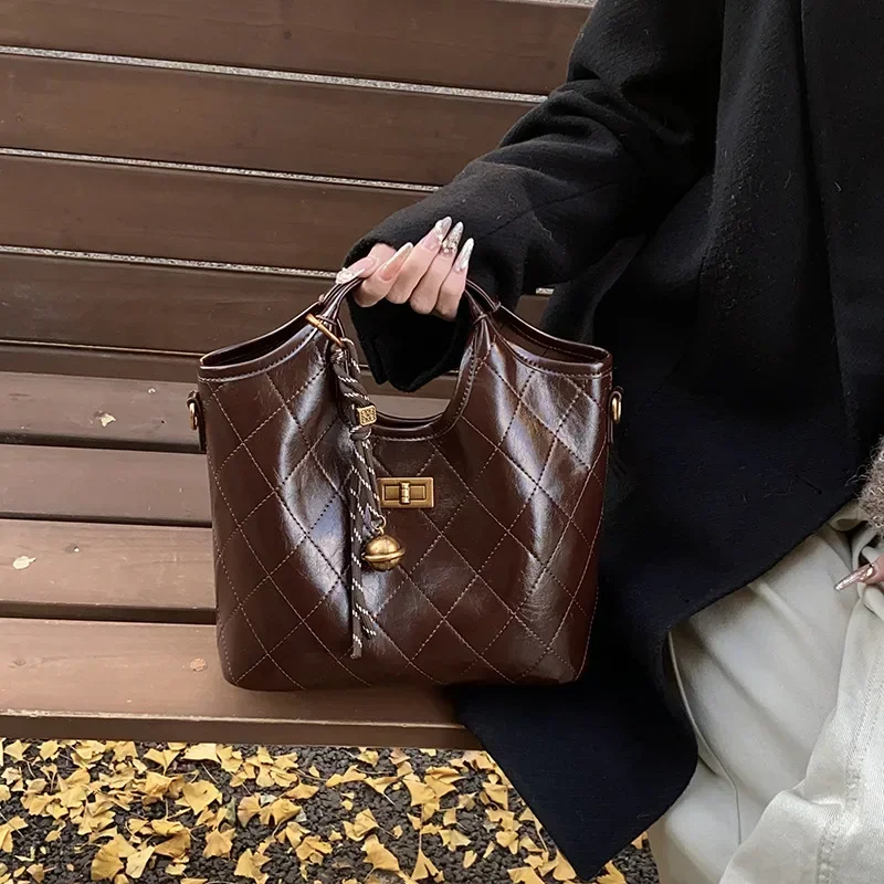 

2025 New Women's High-end Commuting Retro Bucket Bag - Diamond-shaped Handbag, Niche Fashion Single-shoulder/Crossbody Style