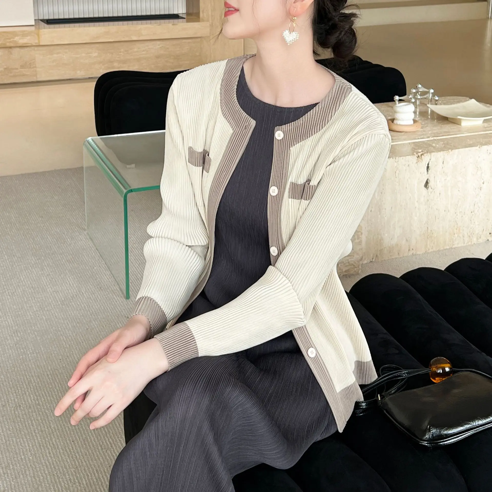 Miyake Pieghettato 2026 Autunno e Primavera Nuovo High-end Pieghettato Moda Colorblocking Casual Allentato Peplo Camicetta Giacca A Pieghe