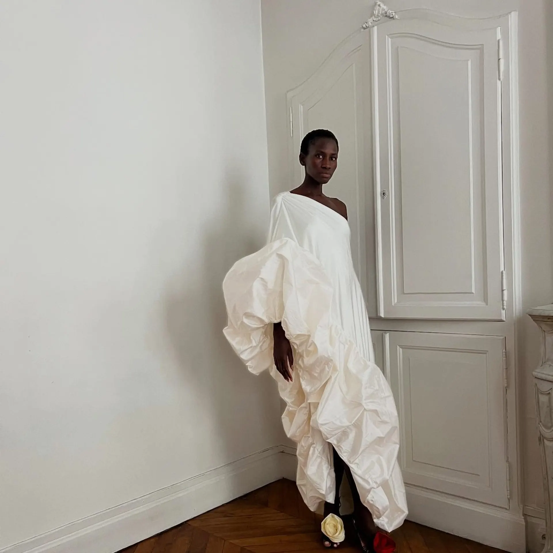 

Потрясающее белое асимметричное свадебное платье с большими пышными рукавами и струящейся юбкой, свадебное платье с открытыми плечами, праздничное платье 2026