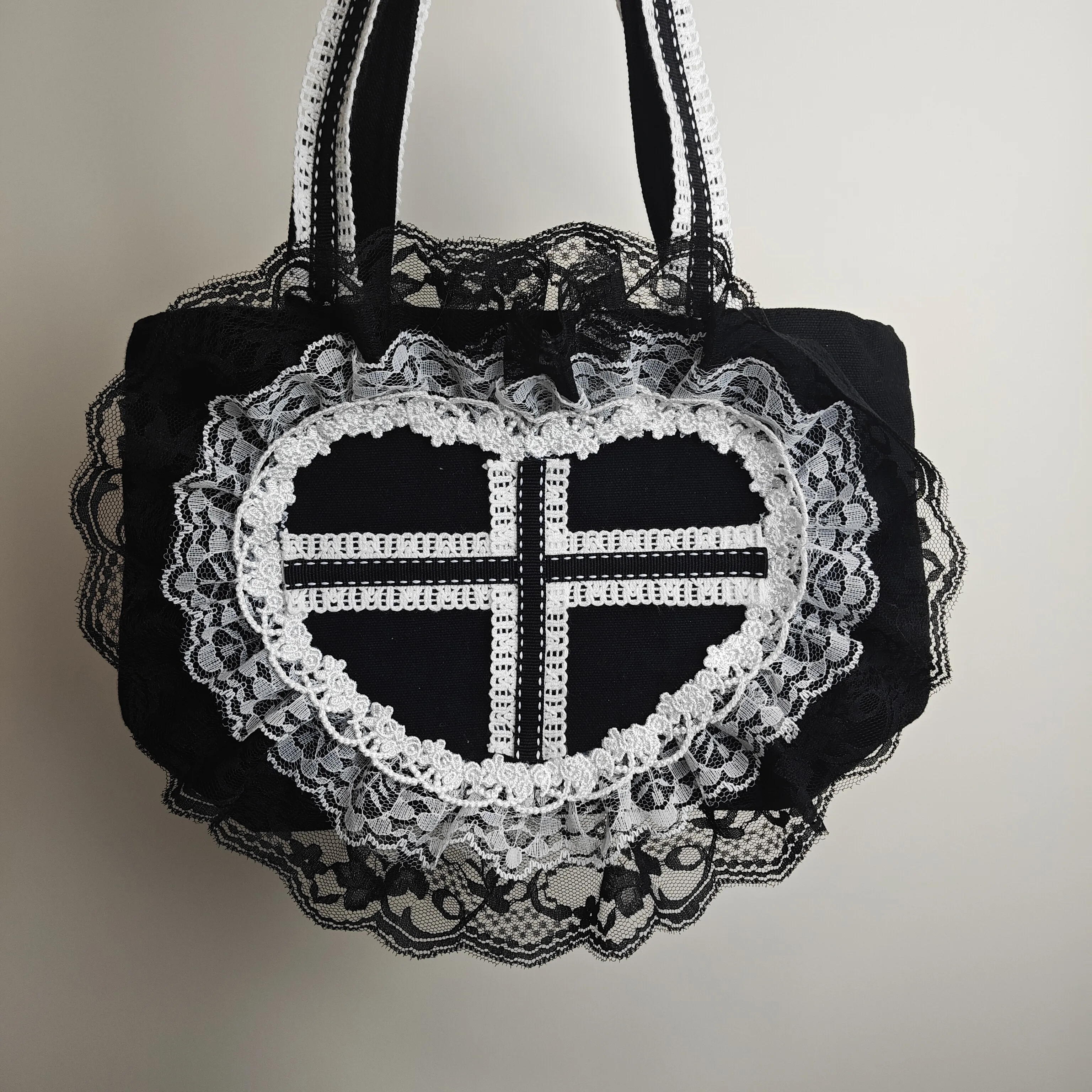 

Весенне-летняя оригинальная японская сумка в стиле Лолита, готическая милая кружевная сумка в форме сердца, черно-белая холщовая сумка, женская универсальная повседневная сумка