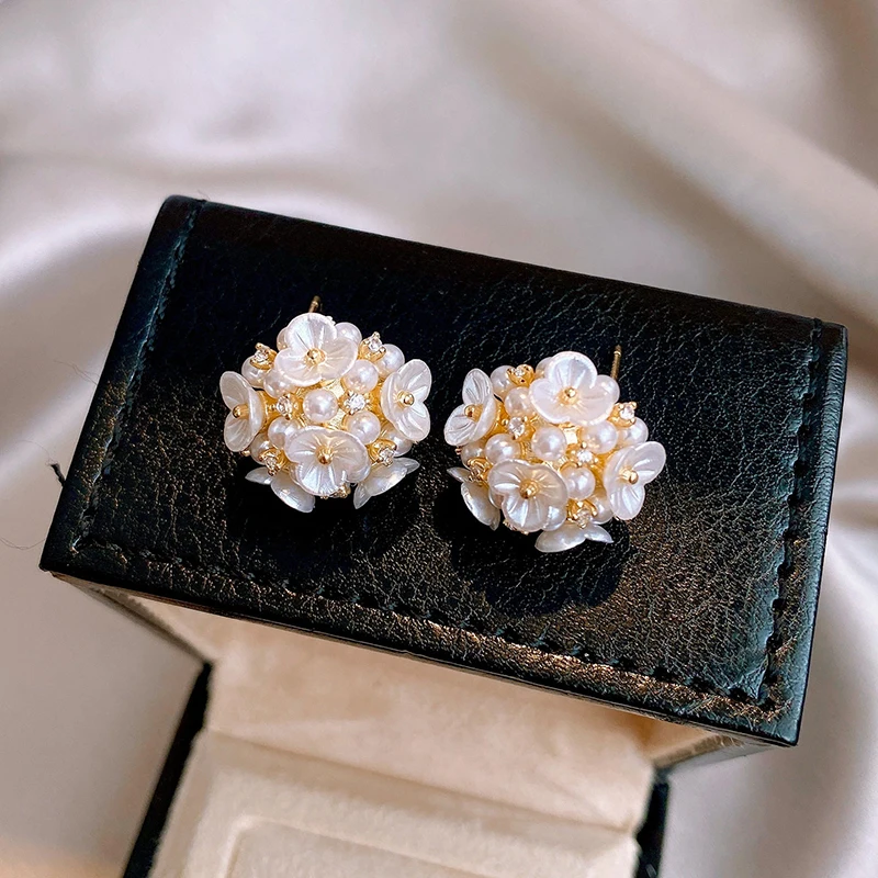 Französische Imitationsperlen-Ohrstecker mit Weißem Blumencluster 2026 Trendiger Schmuck Süßes und Elegantes Accessoire für Frauen – Detail 6