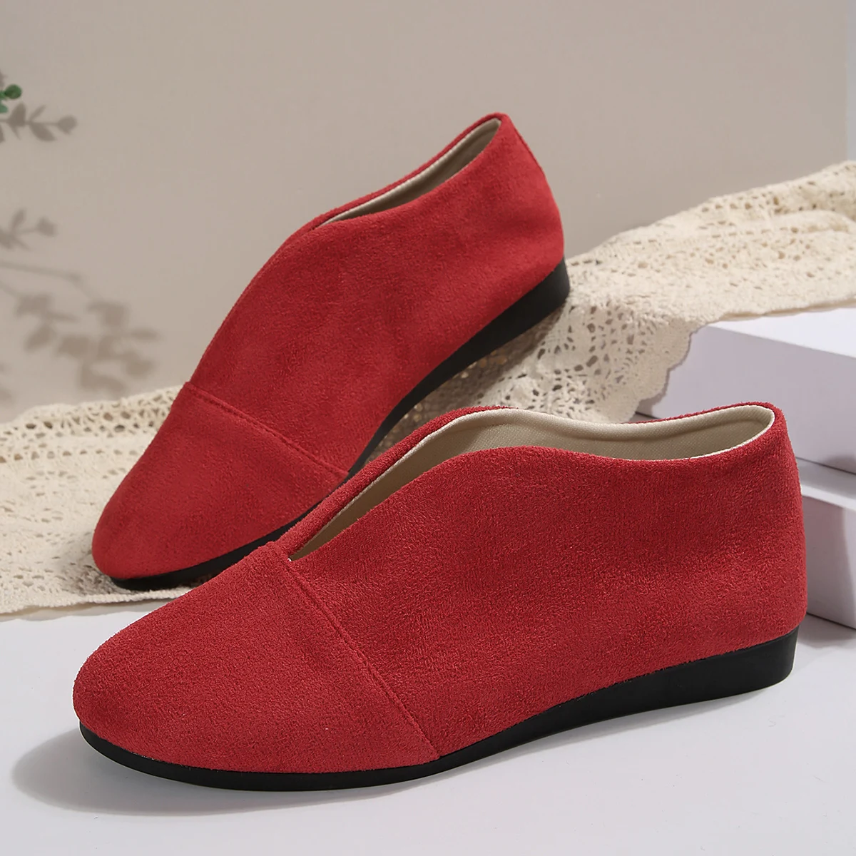 Plus-Size-Damen-Slipper aus Wildleder, V-Ausschnitt, runde Zehen, weich und bequem, lässig, für den täglichen Gebrauch, zum Spazierengehen, in verschiedenen Farben erhältlich. – Detail 19