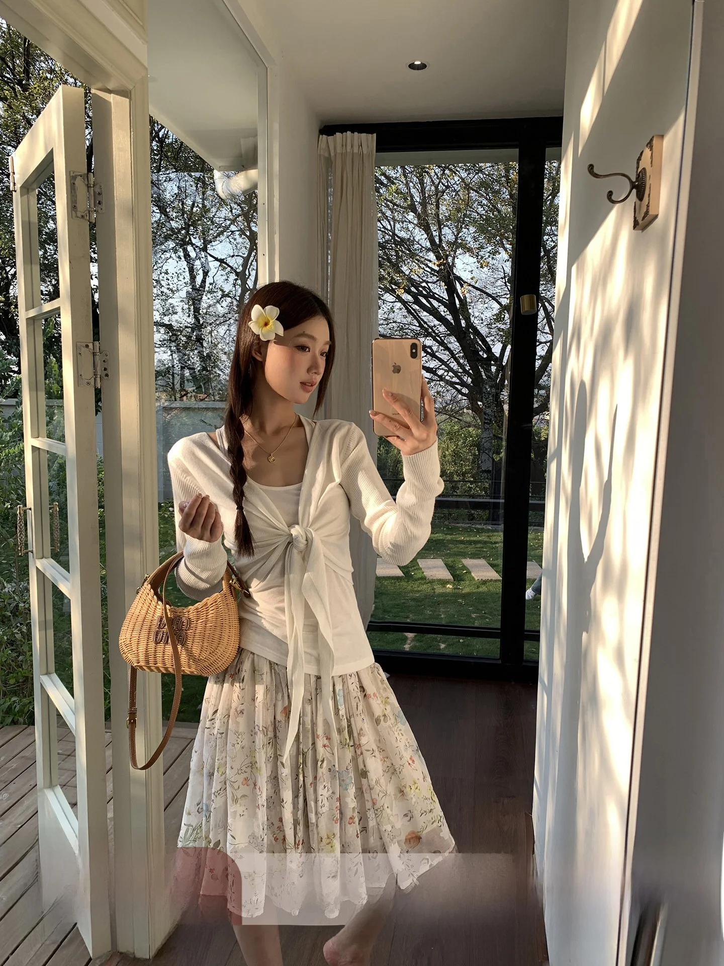 

Unique Beautiful White Knitted Sweater Women's Base Layer irt Design Sense Red Celebri Museum New 2026 Commute Sle Stra...