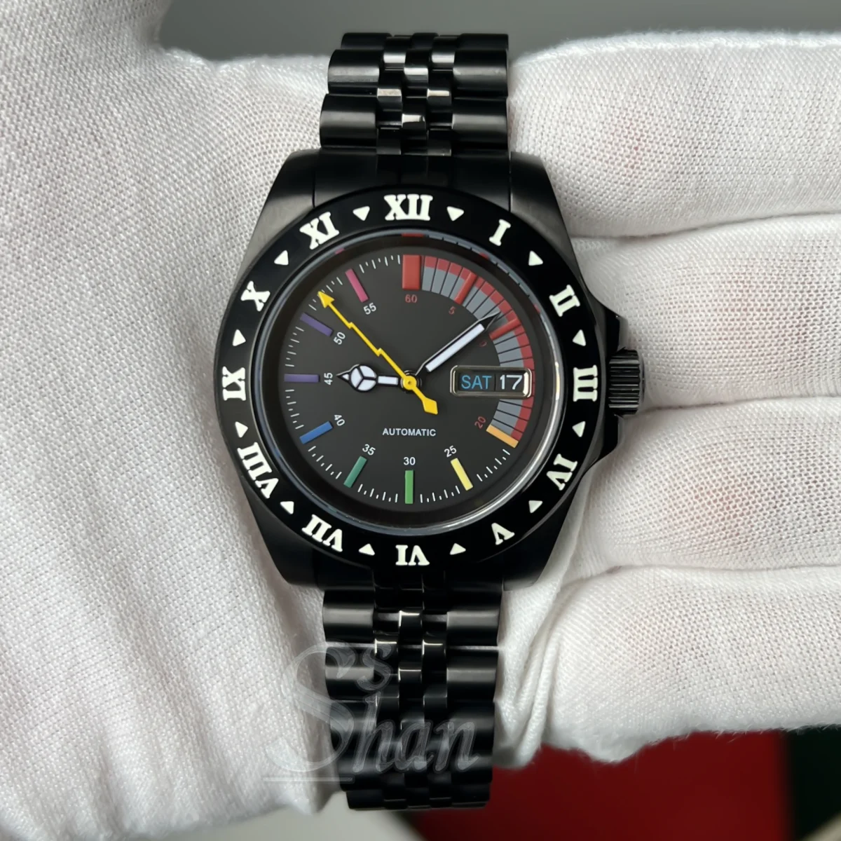 NH36 40MM men's fashion diving watch features a sapphire glass waterproof case with a fixed Roman numeral bezel and date display - Image 2