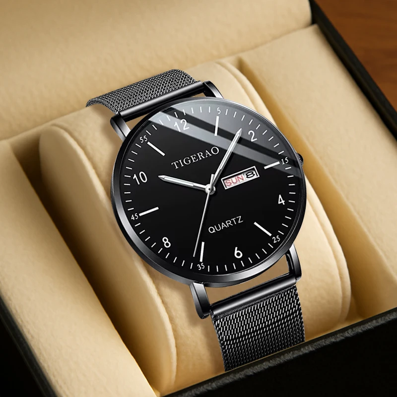 Un orologio da uomo al quarzo doppio con borchie eleganti e in rete nera