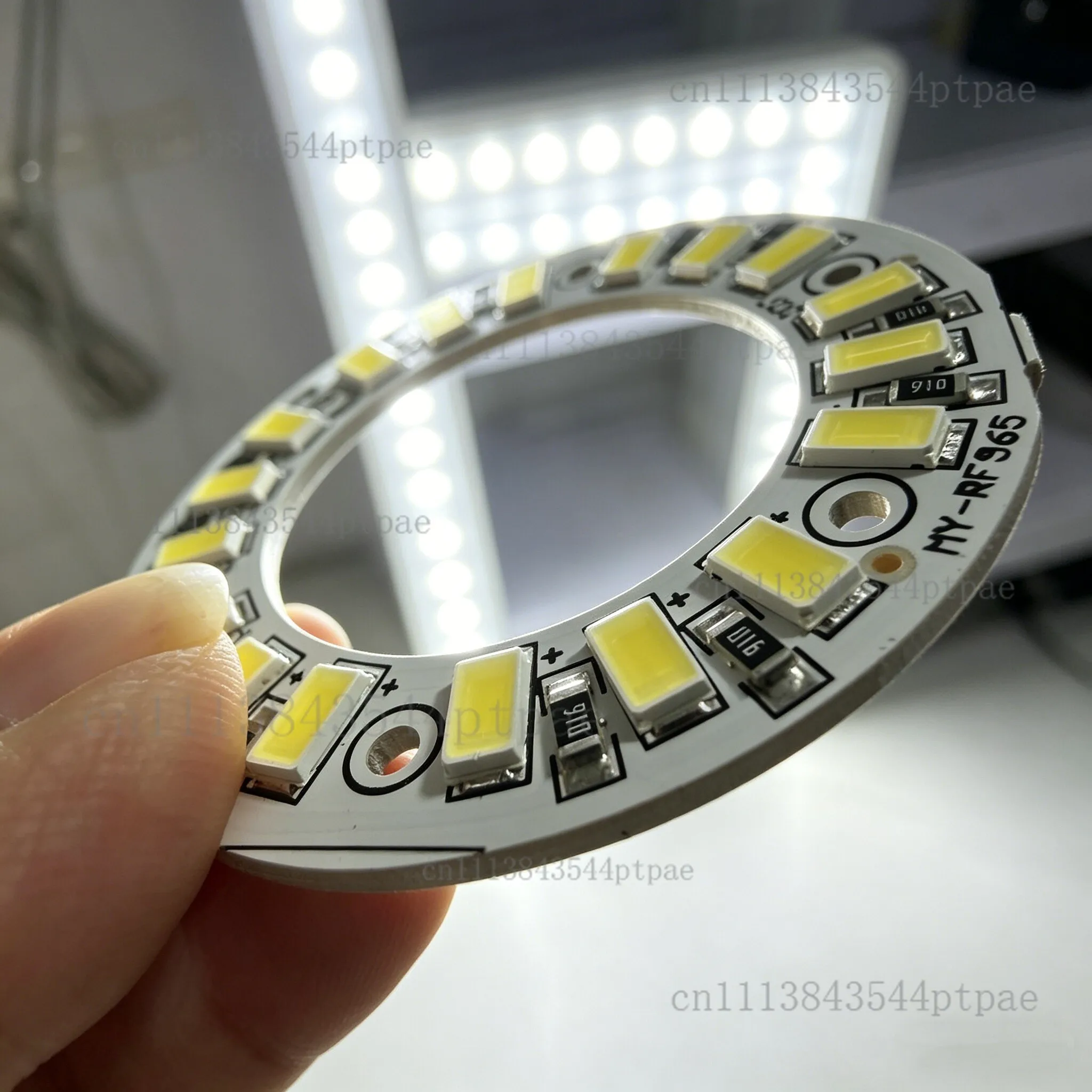 A ring-shaped led fill light panel