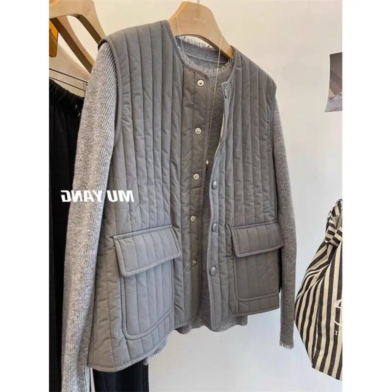 

Европейский стеганый жилет с вертикальной текстурой, жилет без рукавов, осенне-зимнее пальто с круглым вырезом для женщин