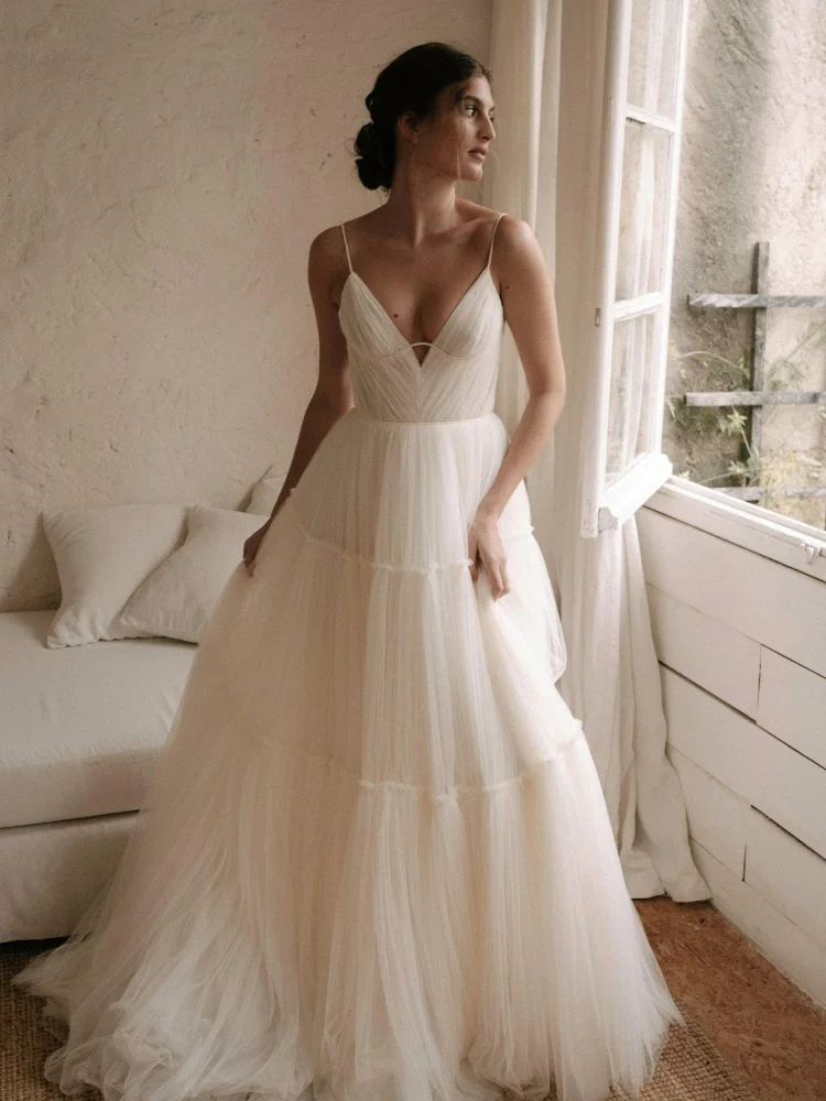 

Classic Spaghetti Strap Bride Wedding Dresses Organza Ball Gown Bridal Gowns Floor-Length V Neck Poofy Tiers Bridesmaid Dresses
