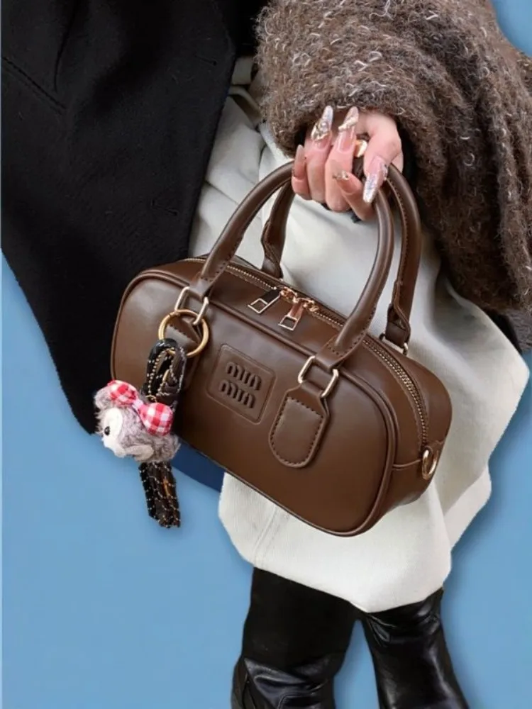 

Light luxury designer niche bowling bag female spring and summer retro messenger bag western style texture portable pillow bag