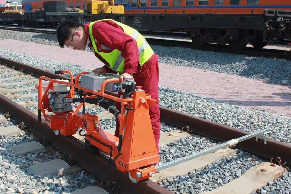 Rectificadora de riel de pista digital con control CNC de combustión interna