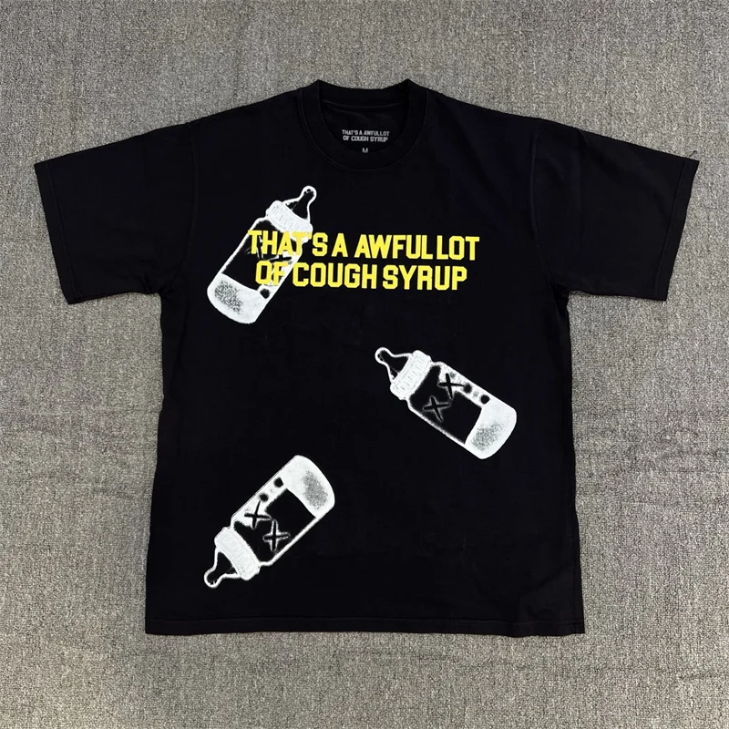 

Это в наличии много хлопка с короткими рукавами и принтом бутылки сиропа от кашля