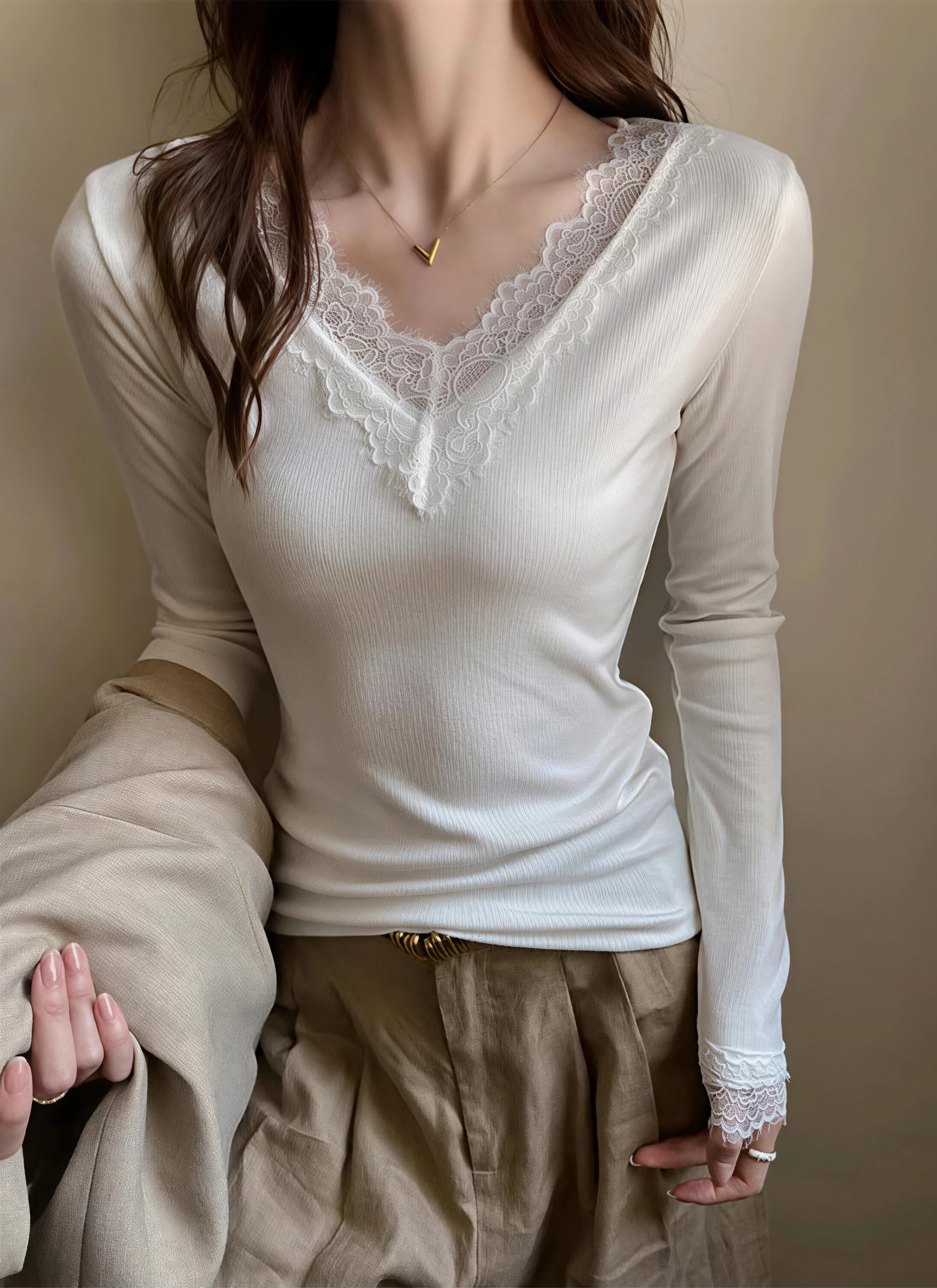 Elegantes Damen-Basic-Layering-Oberteil, Spitzen-V-Ausschnitt, Langarm-Shirt, gerippter Strick, schmale Passform, Spitzenbesatz an den Manschetten, weiche, lässige Alltagsbluse. – Detail 2