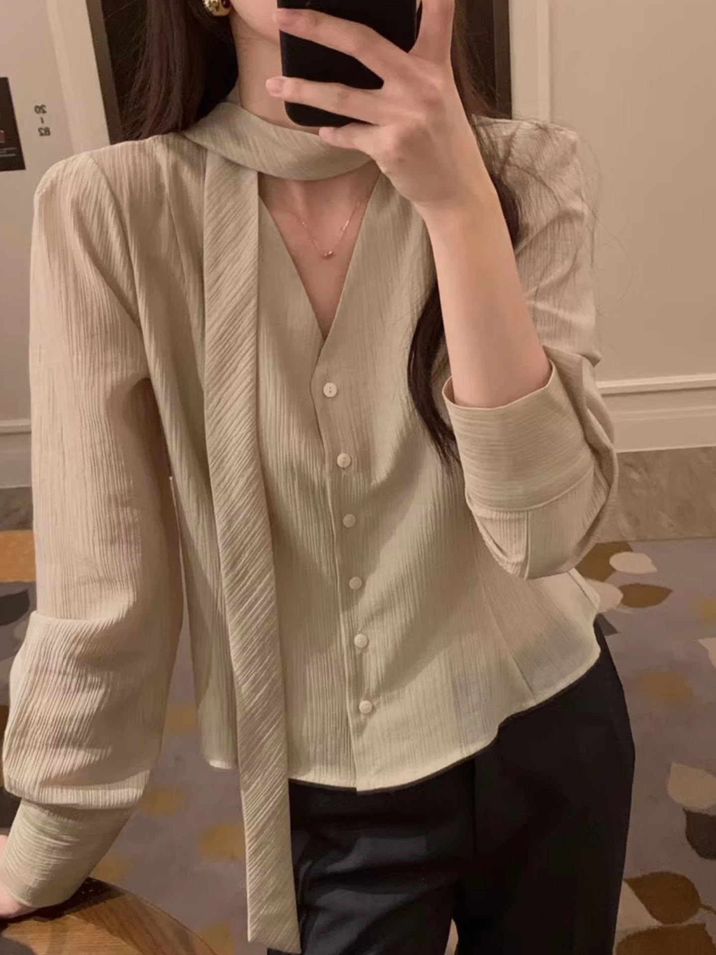 

Textured Sensation Single-Button Loose Bubble-Sve V-Ne irt for Women Early Spring Vintage Hanging Ne Ribbon Top