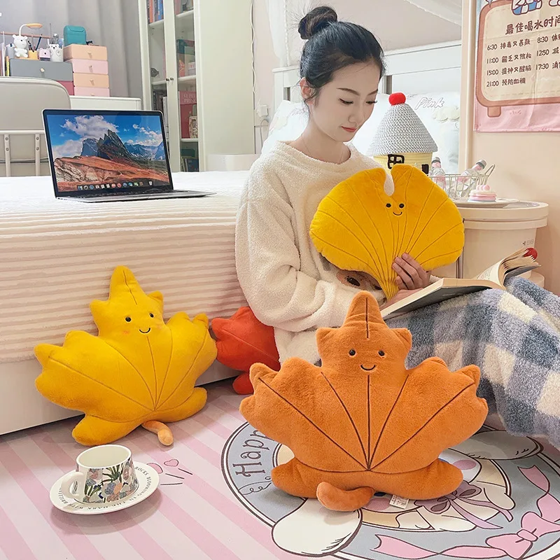 Oreiller en peluche feuille de Gingko d'érable, visage d'émotion doux, plante en peluche, coussin de siège, canapé, chaise, accessoire de décoration pour la maison, cadeau
