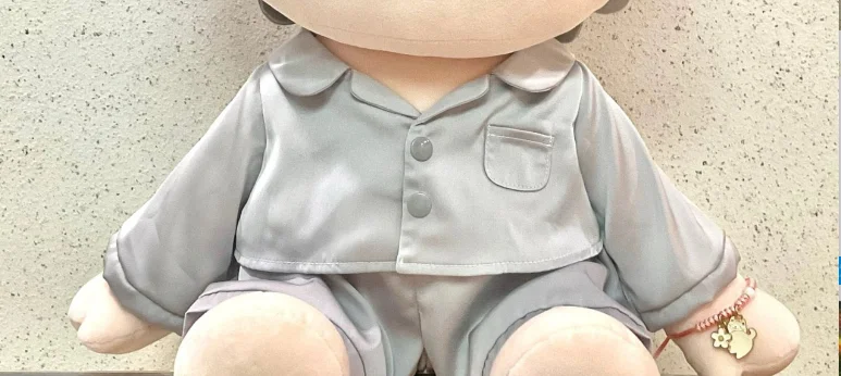 40cmのコスプレ用シルクパジャマセット、綿人形の座り姿勢、ゆったりとしたパジャマを着て楽しむ